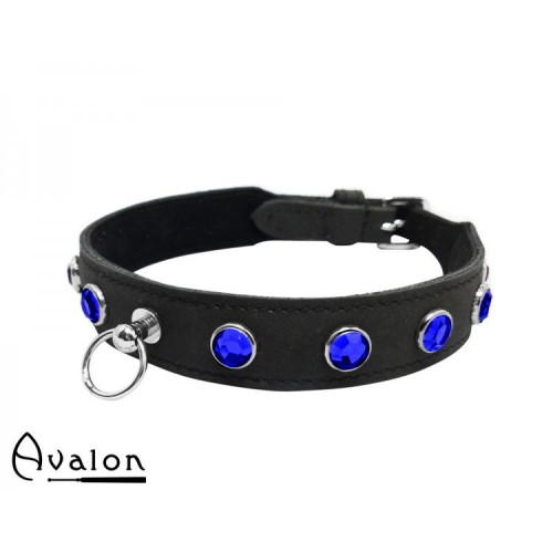 Avalon - DEVOTION - Collar med Kongeblå runde Stener og O-ring Avalon - DEVOTION - Collar med Kongeblå runde Stener og O-ring